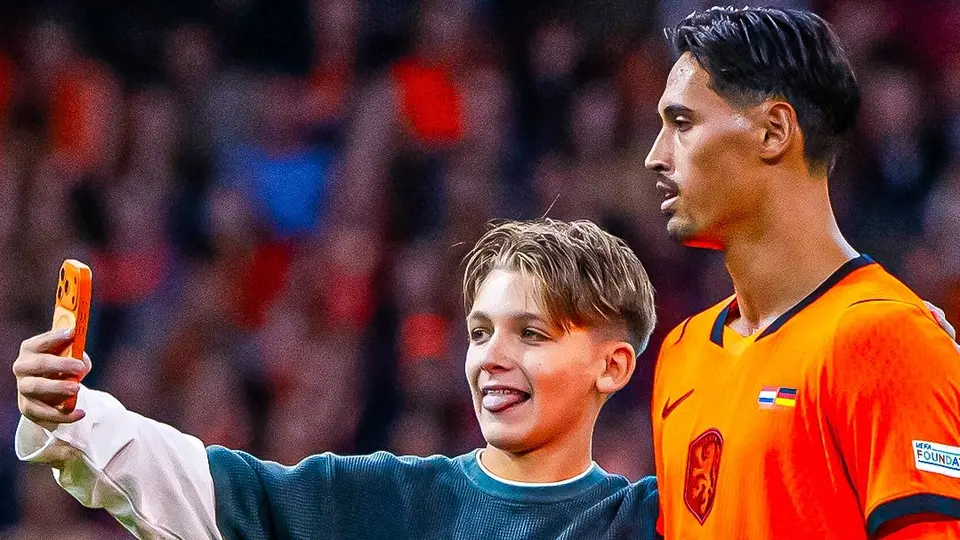 Aficionado recibe cinco años sin entrar a estadios por tomarse una selfie con un futbolista