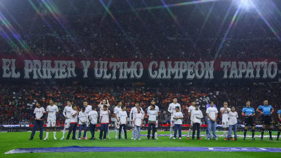 "Primer y último campeón Tapatío": Atlas enciende el Clásico ante Chivas con impresionante tifo