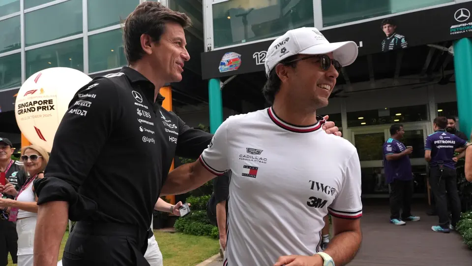 Toto Wolff y Checo Pérez en el Gran Premio de Singapur | AP