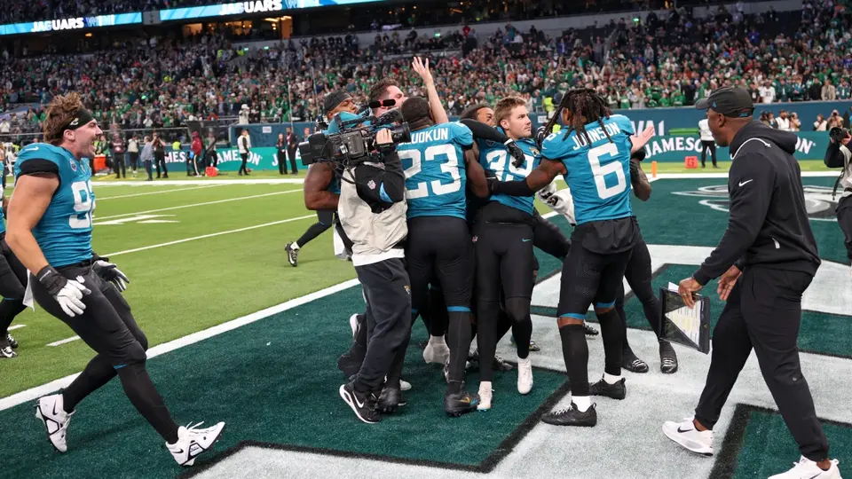 Jugadores de los Jacksonville Jaguars celebran con Cam Little ante Eagles en Londres | AP