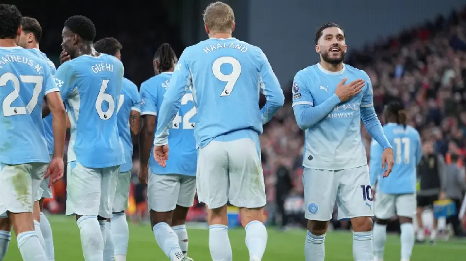 Manchester City celebrando gol ante Liverpool en Premier League | AP
