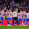 Jugadores del Atlético de Madrid celebran gol ante Barcelona | AP