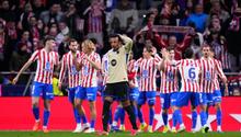 Jugadores del Atlético de Madrid celebran gol ante Barcelona | AP