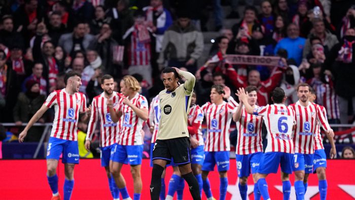 Jugadores del Atlético de Madrid celebran gol ante Barcelona | AP