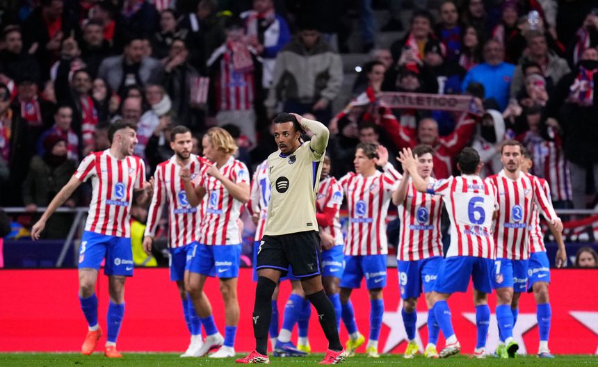 Jugadores del Atlético de Madrid celebran gol ante Barcelona | AP