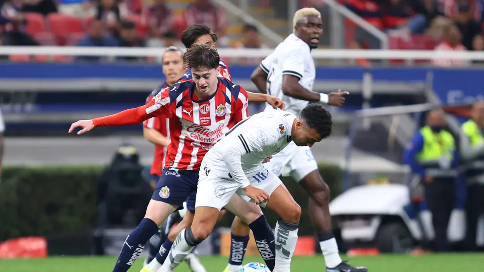 Brian Gutiérrez se enfrenta a Lucas Rodríguez en el partido contra Gallos Blancos en la Jornada 3 del Clausura 2026 | IMAGO 7