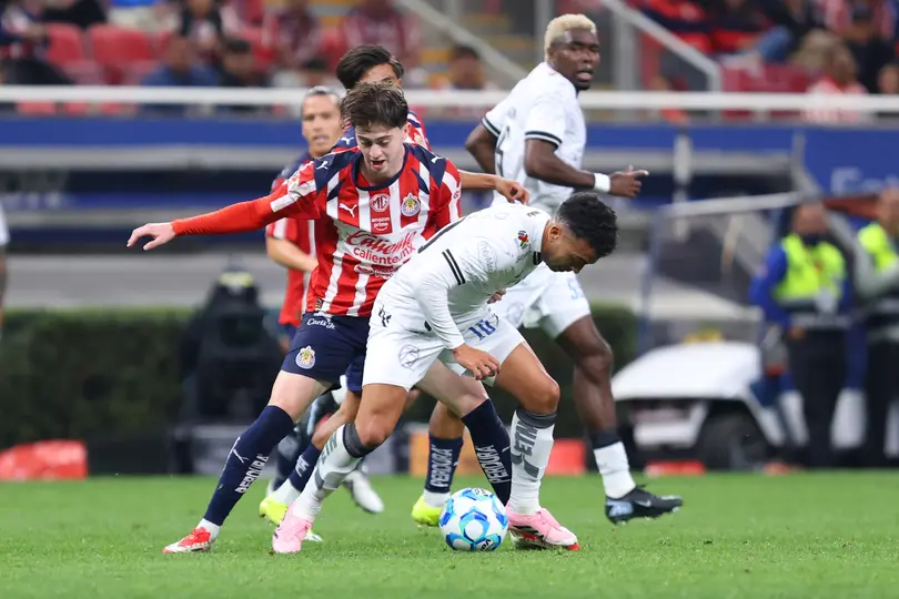 Brian Gutiérrez se enfrenta a Lucas Rodríguez en el partido contra Gallos Blancos en la Jornada 3 del Clausura 2026 | IMAGO 7