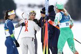 Jessie Diggins y Frida Karlsson, medallistas, felicitan a Regina Martínez una vez que cruzó la línea | AFP