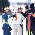Jessie Diggins y Frida Karlsson, medallistas, felicitan a Regina Martínez una vez que cruzó la línea | AFP