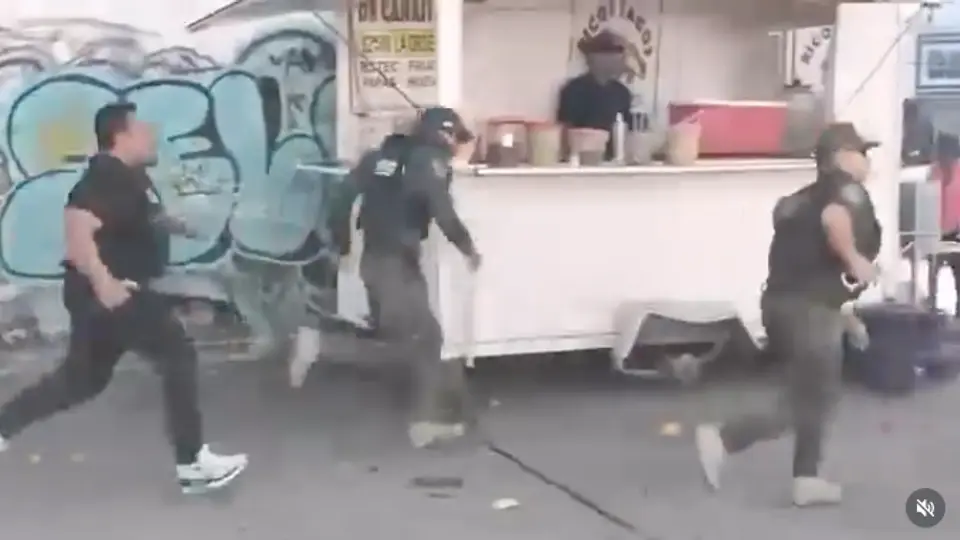 Los elementos de seguridad salieron corriendo al verse superados en número / Redes Sociales