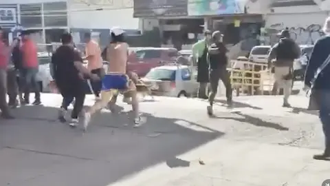 Al final un policía terminó lesionado y hubo tres detenidos por la trifulca / Redes Sociales