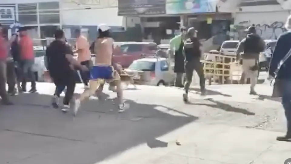 Al final un policía terminó lesionado y hubo tres detenidos por la trifulca / Redes Sociales