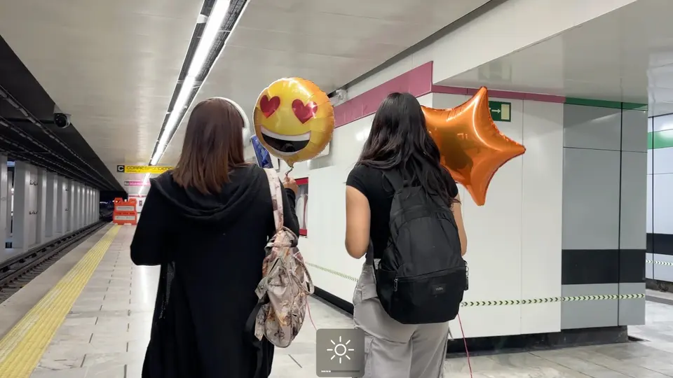El Metro CDMX no permitirá el ingreso con globos metálicos o con helio este 14 de febrero por riesgos eléctricos. / @MetroCDMX