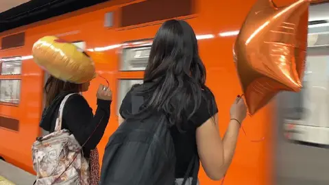 Globos metálicos pueden provocar cortocircuitos al caer en las vías, donde circulan hasta 750 volts de corriente continua. / @MetroCDMX