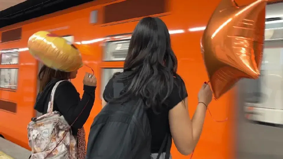 Globos metálicos pueden provocar cortocircuitos al caer en las vías, donde circulan hasta 750 volts de corriente continua. / @MetroCDMX