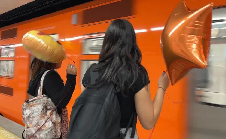 Globos metálicos pueden provocar cortocircuitos al caer en las vías, donde circulan hasta 750 volts de corriente continua. / @MetroCDMX