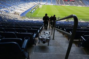 ¡Violencia en el Rayados vs. Chivas! Aficionado golpea a periodista y a su joven acompañante