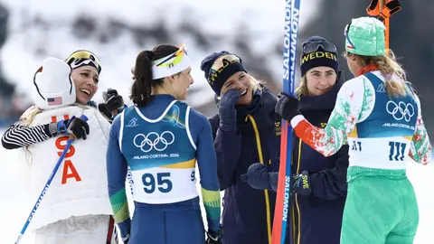 Diferentes competidoras felicitan a Regina Martínez por finalizar la prueba | AFP