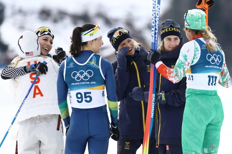 Diferentes competidoras felicitan a Regina Martínez por finalizar la prueba | AFP