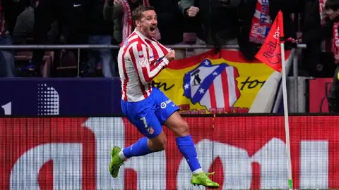 Antoine Griezmann anotando con el Atleti I AP