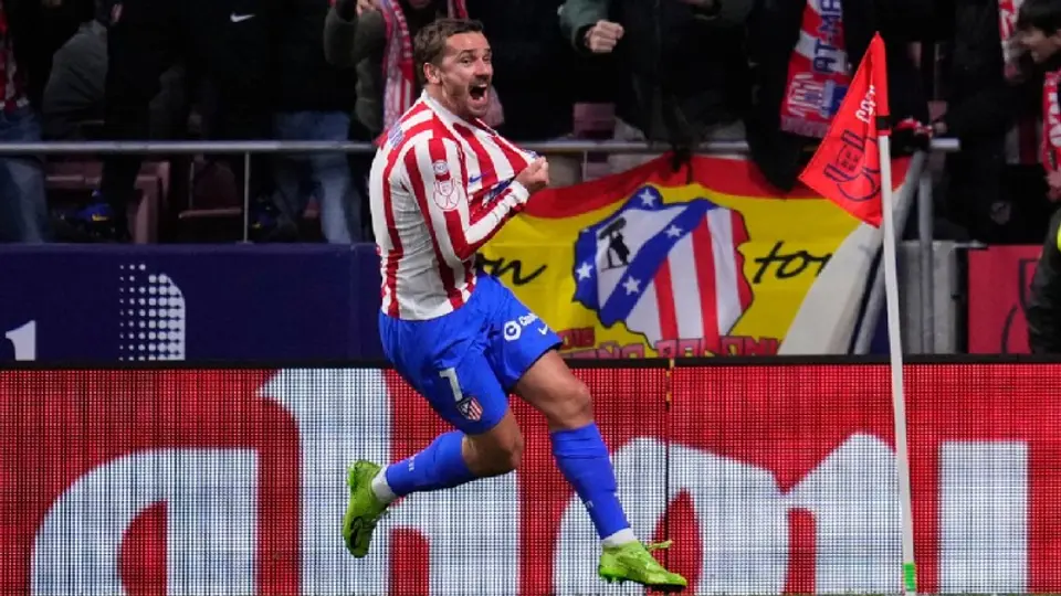 Antoine Griezmann anotando con el Atleti I AP