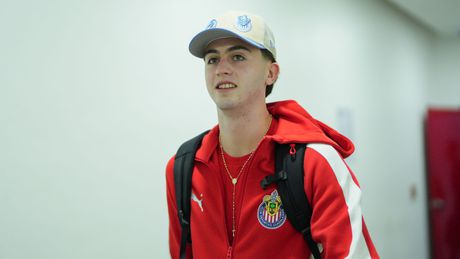 Brian Gutiérrez en la llegada con Chivas en la Jornada 3 del Clausura 2026 | IMAGO 7