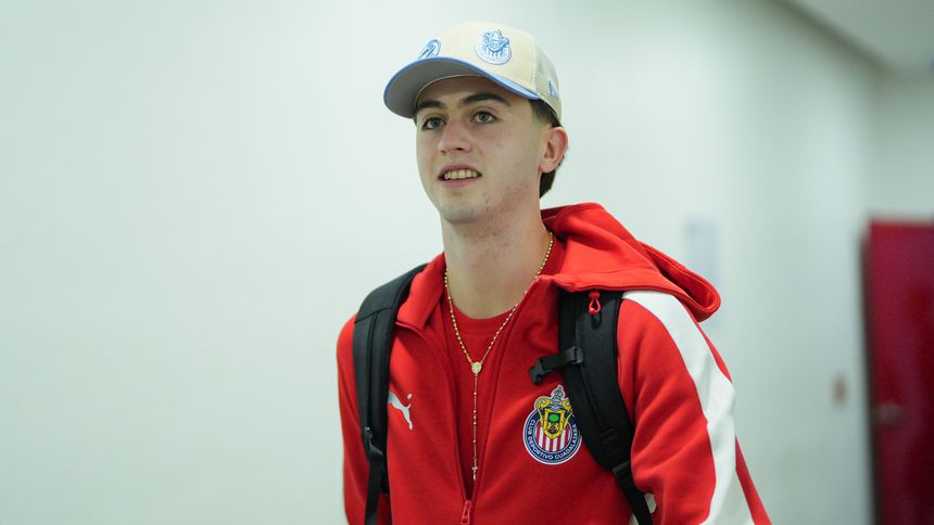 Brian Gutiérrez en la llegada con Chivas en la Jornada 3 del Clausura 2026 | IMAGO 7