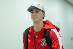 Brian Gutiérrez en la llegada con Chivas en la Jornada 3 del Clausura 2026 | IMAGO 7