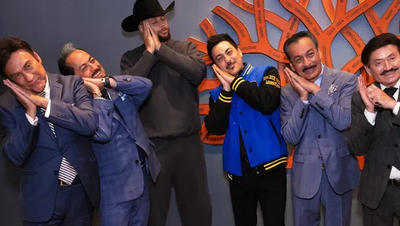 ¡Qué tal si eres tú… el triple de mi vida! Los Tigres del Norte se reúnen con Steph Curry