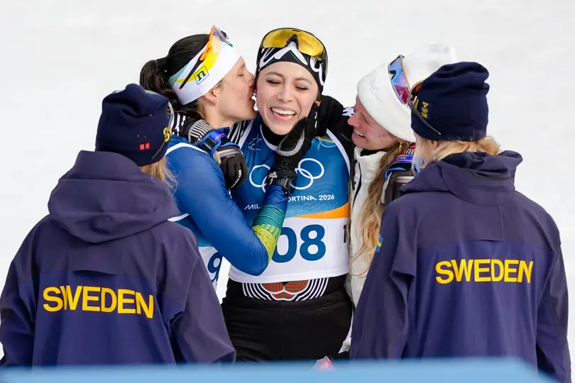 Las competidoras de Brasil, Estados Unidos y Suecia felicitan a Regina Martínez | AP