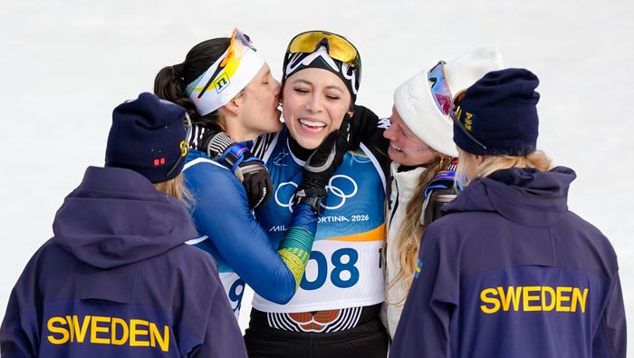 Las competidoras de Brasil, Estados Unidos y Suecia felicitan a Regina Martínez | AP