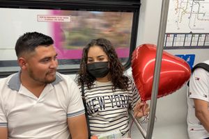 ¿Vas a regalar globos en San Valentín? El Metro CDMX advierte que no podrás ingresarlos