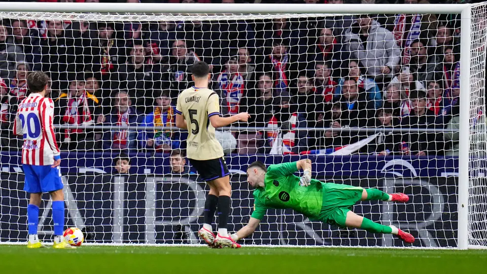 Atlético de Madrid anotando gol a Joan García del Barcelona I AP