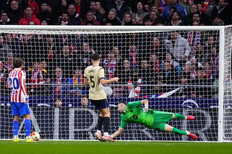 Atlético de Madrid anotando gol a Joan García del Barcelona I AP