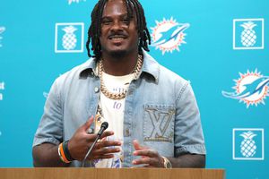 Malik Willis en su presentación con Dolphins | AP