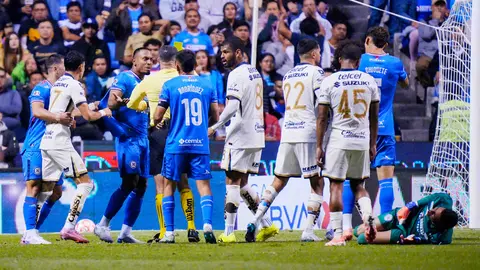 Las polémicas que encendieron la rivalidad Pumas vs Cruz Azul en el último año