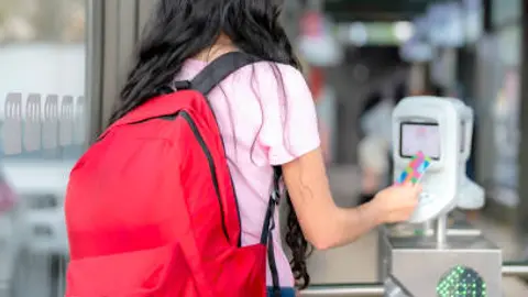 La beca tiene como objetivo reducir la deserción escolar provocada por los costos de transporte. / iStock