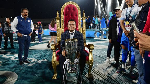 ‘Cualquier cosa menos el título es fracaso’: Víctor Velázquez reveló las órdenes de la directiva para Larcamón