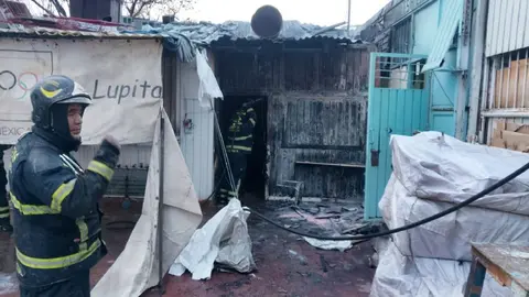 Bomberos y personal de emergencia ingresaron al penal para sofocar el incendio / Redes Sociales
