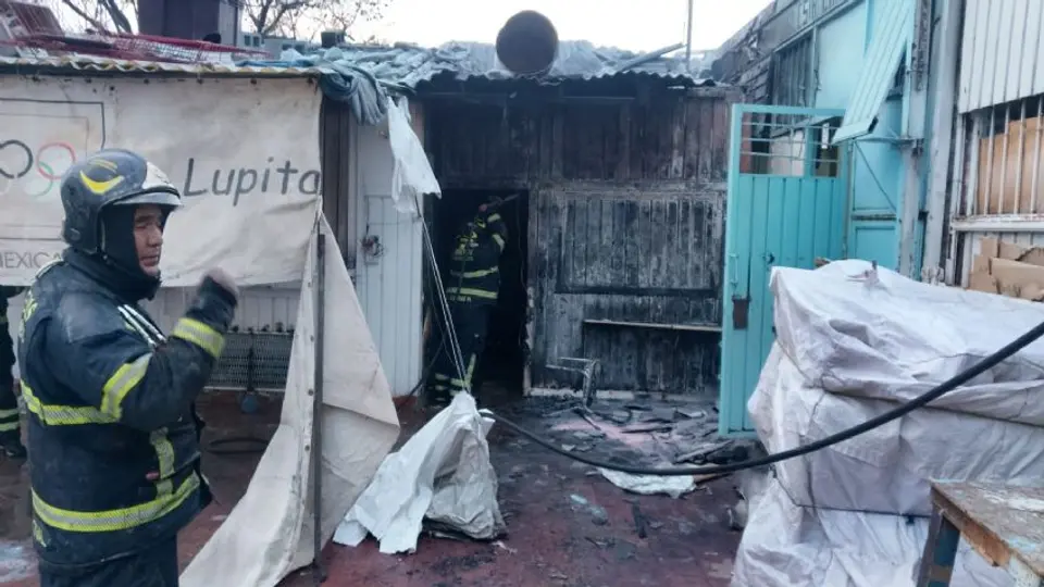 Bomberos y personal de emergencia ingresaron al penal para sofocar el incendio / Redes Sociales