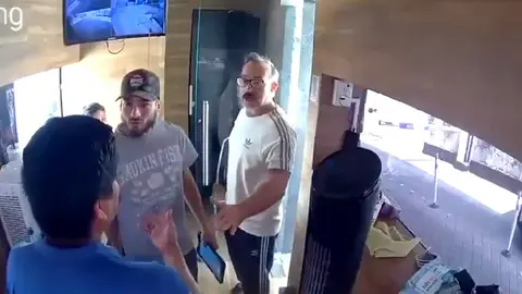 Autoridades ya buscan al hombre que golpeó al guardia de seguridad/X: @Nacion321