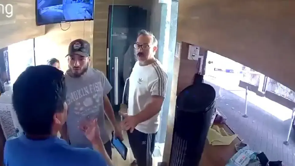 Autoridades ya buscan al hombre que golpeó al guardia de seguridad/X: @Nacion321