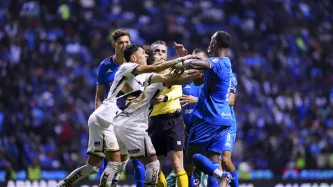 Cruz Azul y Pumas en una bronca durante un partido de la Liga MX | IMAGO7