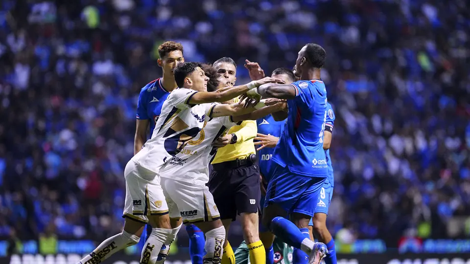 Cruz Azul y Pumas en una bronca durante un partido de la Liga MX | IMAGO7