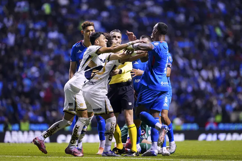 Cruz Azul y Pumas en una bronca durante un partido de la Liga MX | IMAGO7
