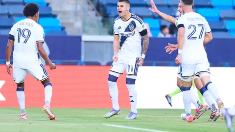Gabriel Pec marcó los tres goles de galaxy ante Mount Pleasant | MEXSPORT