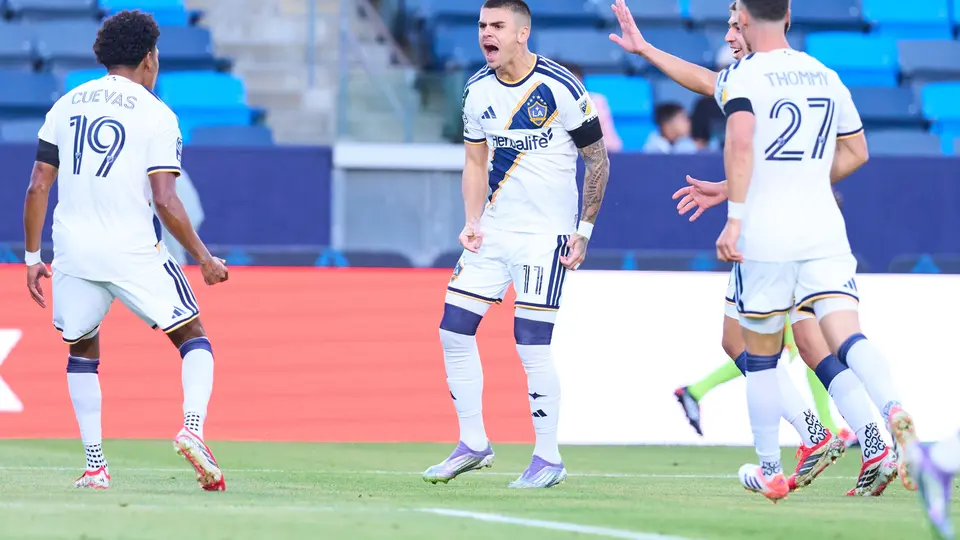 Gabriel Pec marcó los tres goles de galaxy ante Mount Pleasant | MEXSPORT