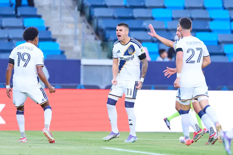 Gabriel Pec marcó los tres goles de galaxy ante Mount Pleasant | MEXSPORT