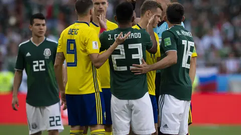 Jesús Gallardo reclama tras ser amonestado en el México vs Suecia de Rusia 2018 | MEXSPORT