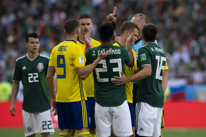 Jesús Gallardo reclama tras ser amonestado en el México vs Suecia de Rusia 2018 | MEXSPORT